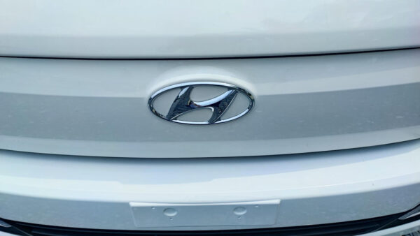 Logo Hyundai trước mặt ca-lăng